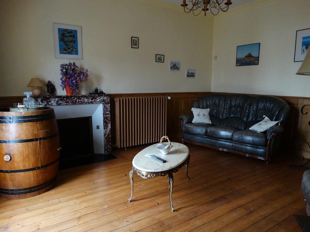 La Bagatelle Apartment Pontorson Bagian luar foto